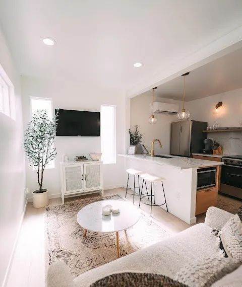 貨櫃屋變天堂!疊兩個「變成純白夢幻小美宅」 走進室內太驚艷「美如五星飯店裝潢」浴室也超豪華