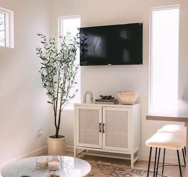 貨櫃屋變天堂!疊兩個「變成純白夢幻小美宅」 走進室內太驚艷「美如五星飯店裝潢」浴室也超豪華