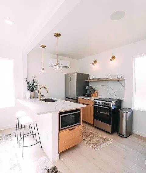 貨櫃屋變天堂!疊兩個「變成純白夢幻小美宅」 走進室內太驚艷「美如五星飯店裝潢」浴室也超豪華