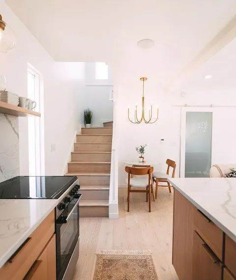 貨櫃屋變天堂!疊兩個「變成純白夢幻小美宅」 走進室內太驚艷「美如五星飯店裝潢」浴室也超豪華