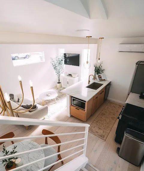 貨櫃屋變天堂!疊兩個「變成純白夢幻小美宅」 走進室內太驚艷「美如五星飯店裝潢」浴室也超豪華