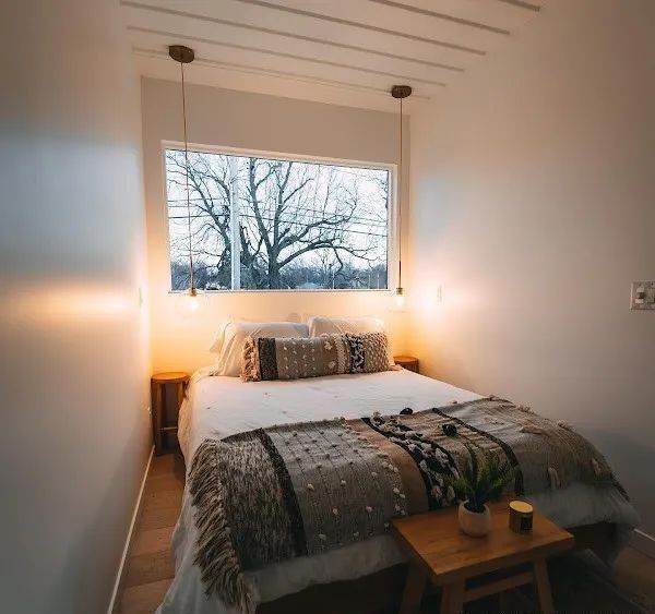 貨櫃屋變天堂!疊兩個「變成純白夢幻小美宅」 走進室內太驚艷「美如五星飯店裝潢」浴室也超豪華