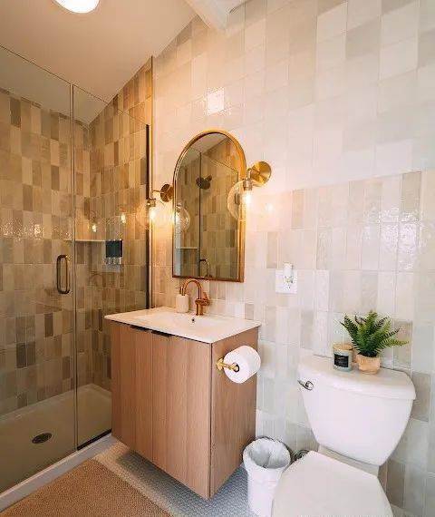 貨櫃屋變天堂!疊兩個「變成純白夢幻小美宅」 走進室內太驚艷「美如五星飯店裝潢」浴室也超豪華