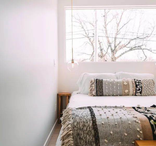 貨櫃屋變天堂!疊兩個「變成純白夢幻小美宅」 走進室內太驚艷「美如五星飯店裝潢」浴室也超豪華