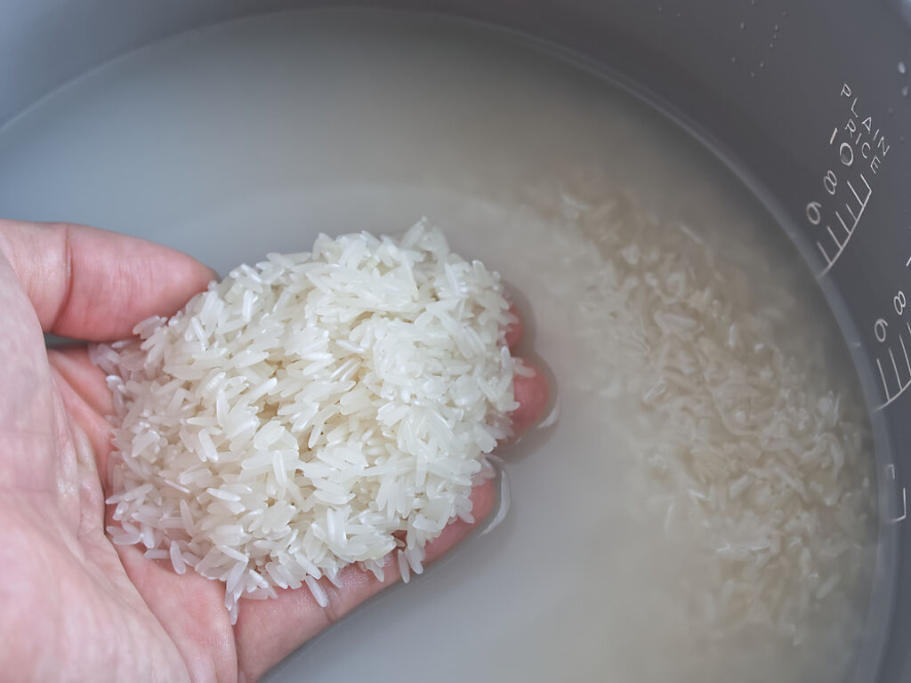 不需用量杯！他曝阿公祖傳「煮飯加水秘訣」一隻手掌就搞定　網讚：先人的智慧