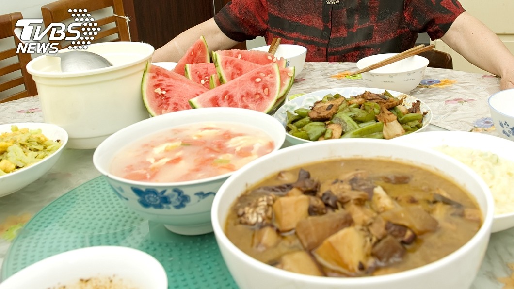 婆婆喊菜錢不夠用！媳婦愣住「1個月1萬塊不夠嗎」：小孩都我負責　「公開家中花費」網友一面倒心疼