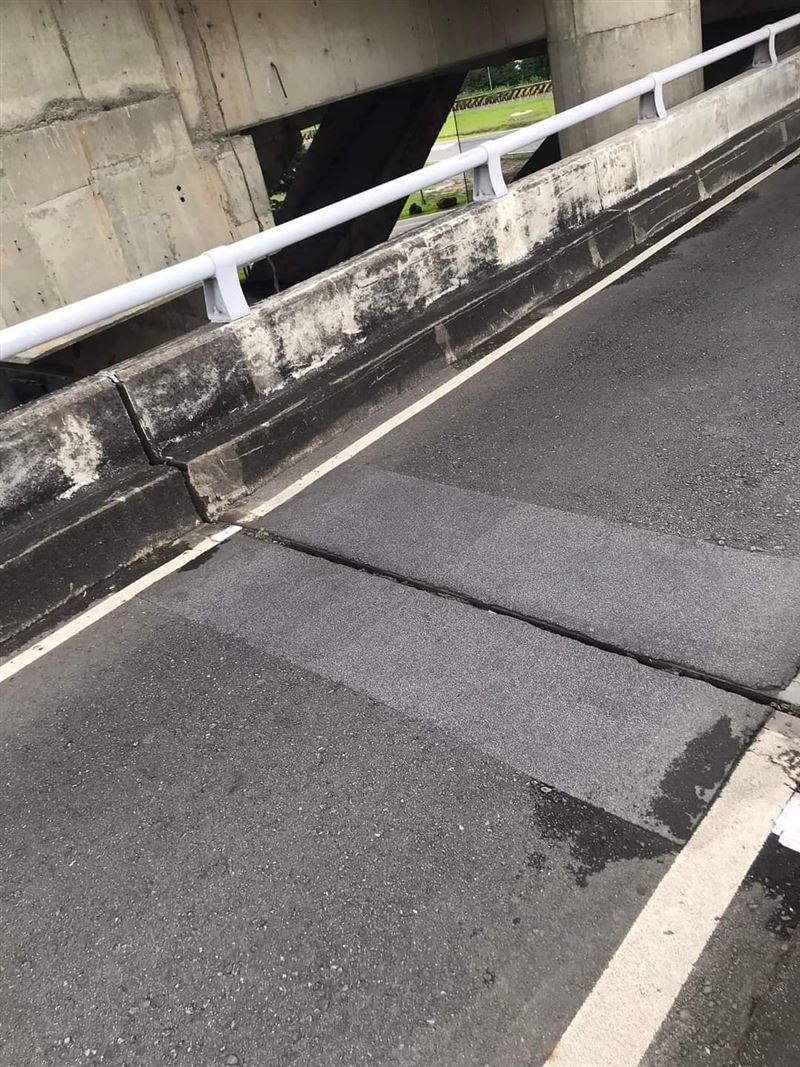找了2小時！他騎車手機噴飛「到現場就是沒找到」　「眼睛快脫窗求救」：偽裝太好了