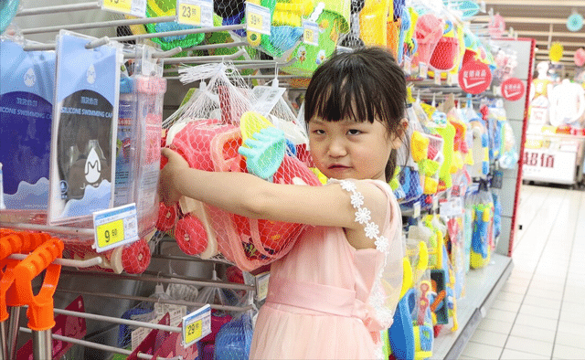 4歲孩子在超市「先喝水後結帳」！被要求10倍賠償　爸爸3句話「顯高情商」經理轉怒為笑忙道歉