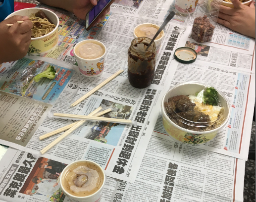 回南部老家吃飯！女友一看到「餐桌鋪滿報紙」崩潰變臉　氣喊「超級噁心怎麼吃」男友傻眼：瞧不起人？