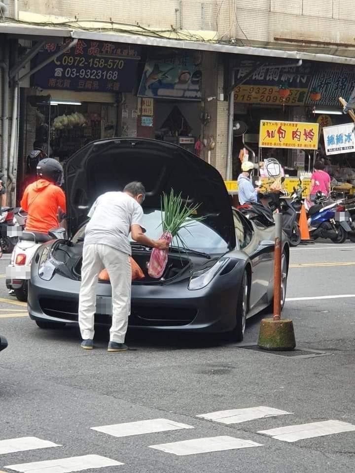 開千萬超跑買菜！阿公超接地氣「蔥蒜直接放後車廂」爆紅　魚販說溜嘴「身家背景更驚人」在地人都知道