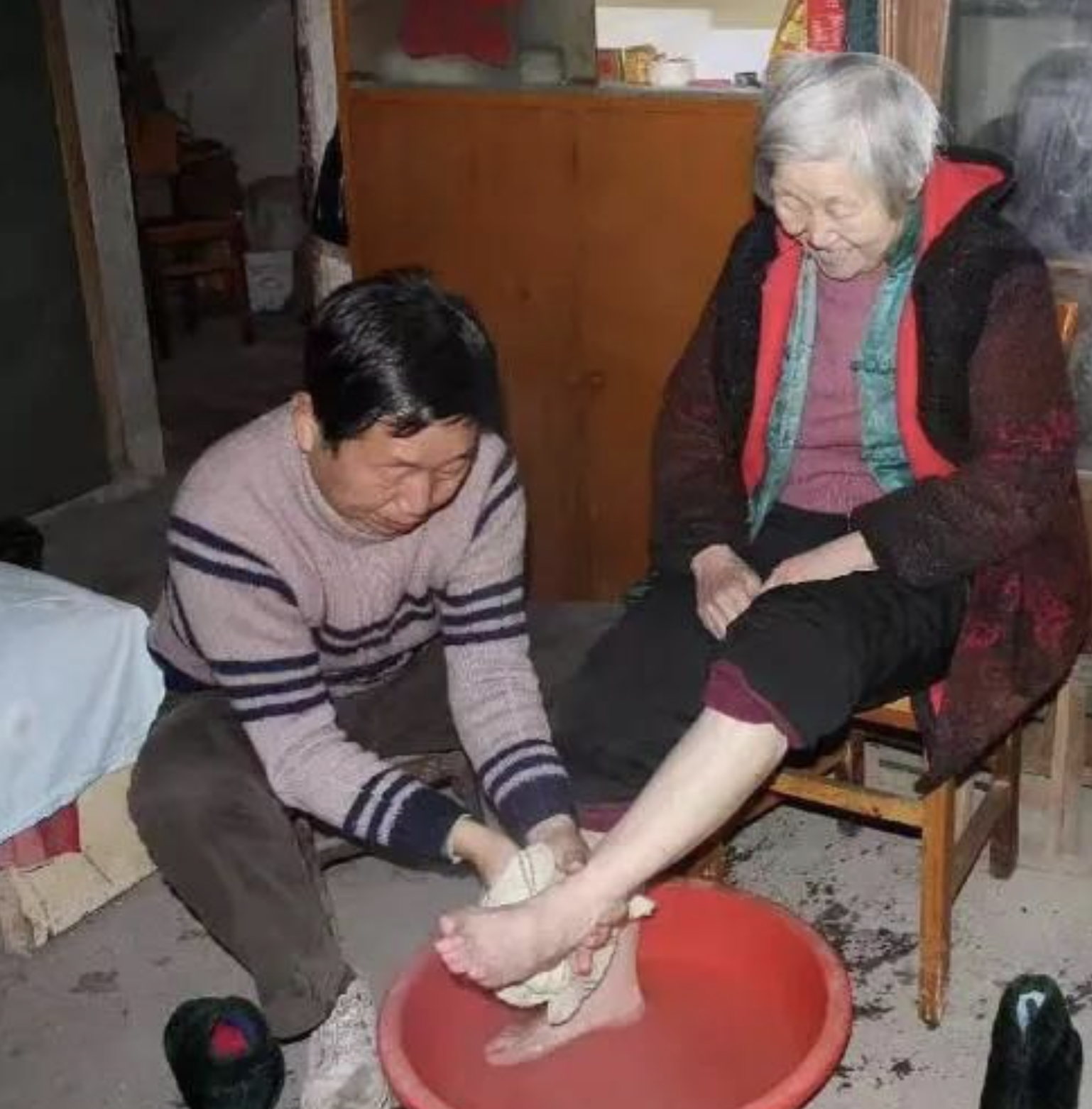 想抱孫子「被兒媳拒絕」！56歲婆婆「賭氣生二胎」：我名下6套房，你不生我生　結局讓人心酸