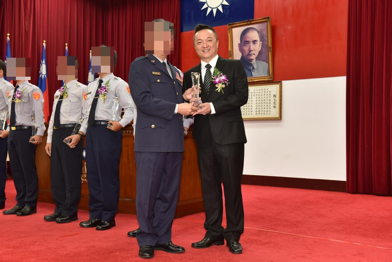 曾跟于美人搭擋!知名主持人「半夜持毒被逮」震驚演藝圈 落網才知「他曾拿下10座金鐘」:不是第一次