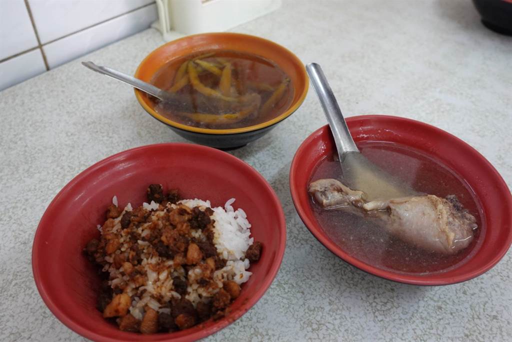 嘉義20元大飯店！老闆超佛心「價格藏亮點」俗擱大碗　「雞湯直接附雞腿」多年微漲價：阿爸有交代