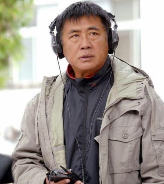 怎在街頭賣藝？76歲金鐘視帝「路邊吹薩克斯風」被認出　坦言「都是因金孫」暖心原因曝