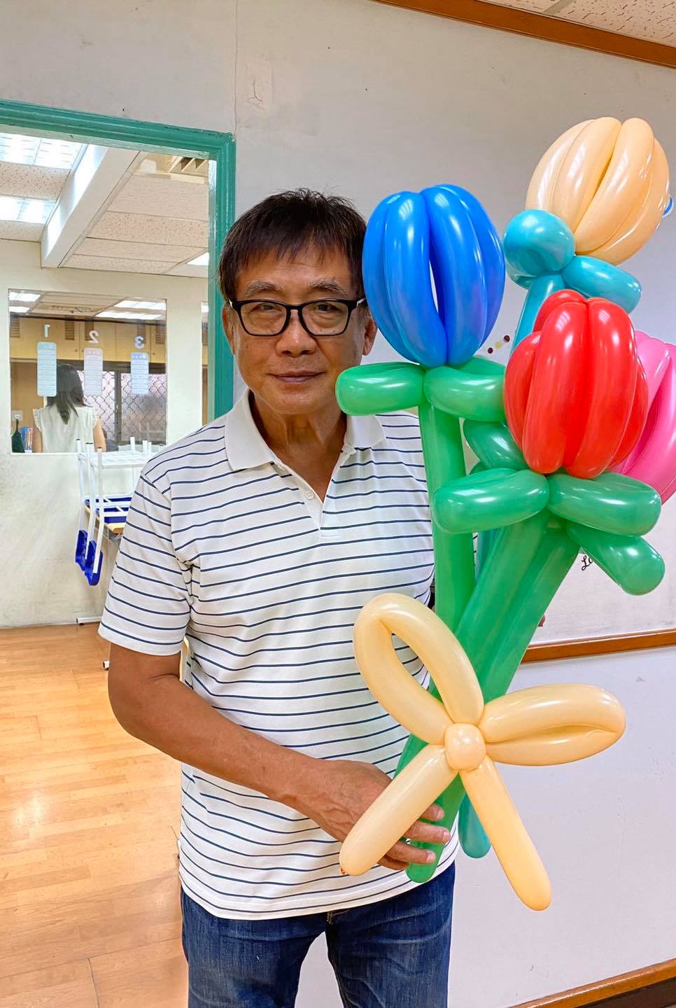 怎在街頭賣藝？76歲金鐘視帝「路邊吹薩克斯風」被認出　坦言「都是因金孫」暖心原因曝