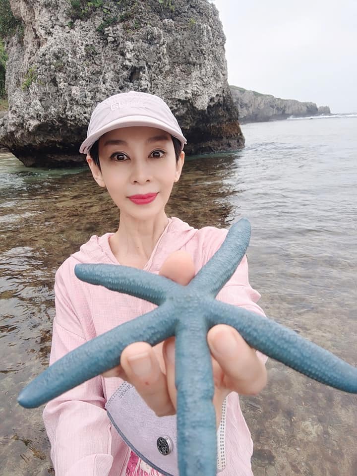 行腳節目始祖！女星無心插柳「接下主持棒爆紅」　堅持不婚「大方辦生前告別式」半年更新遺囑一次