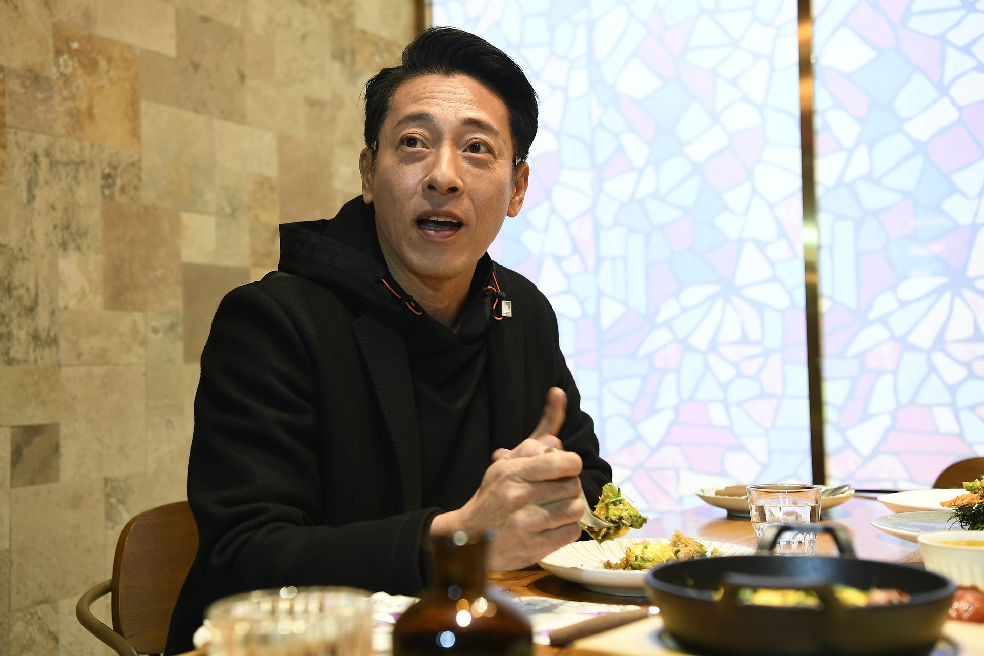 攜妻遊山玩水！「最帥令狐沖」56歲凍齡近況曝　昔為愛淡出「寵妻28年」：甜蜜依舊