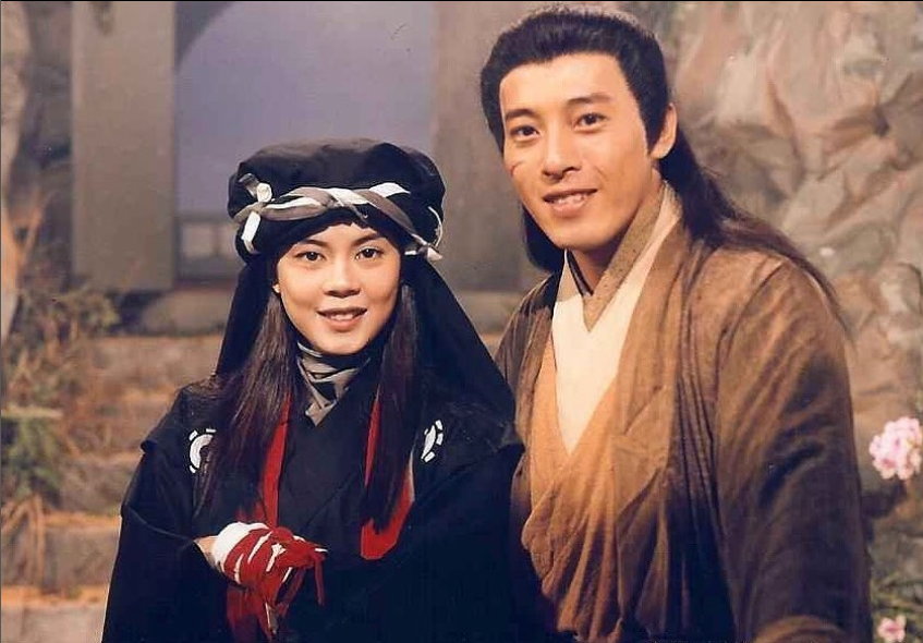 攜妻遊山玩水！「最帥令狐沖」56歲凍齡近況曝　昔為愛淡出「寵妻28年」：甜蜜依舊