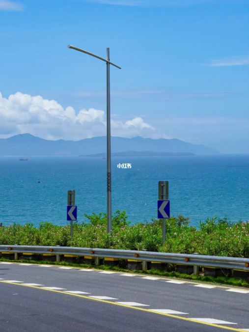 海天一色的絕景!蜿蜒道路旁「湛藍大海陪伴」像進到動畫 步行「白色棧道吹海風」散發純淨之美❤️