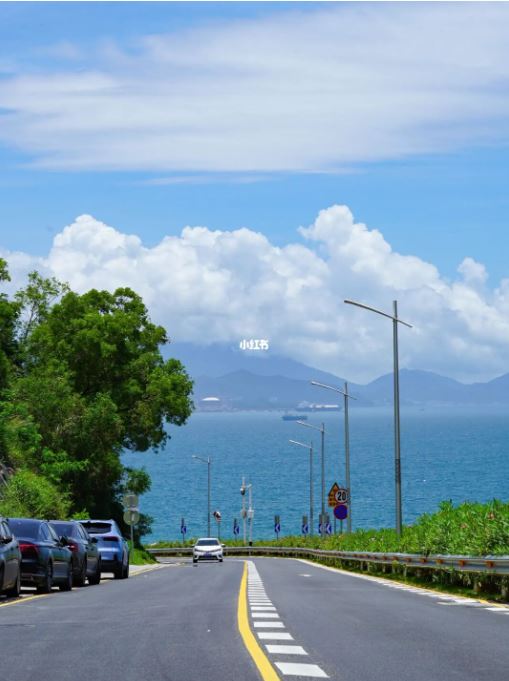 海天一色的絕景!蜿蜒道路旁「湛藍大海陪伴」像進到動畫 步行「白色棧道吹海風」散發純淨之美❤️