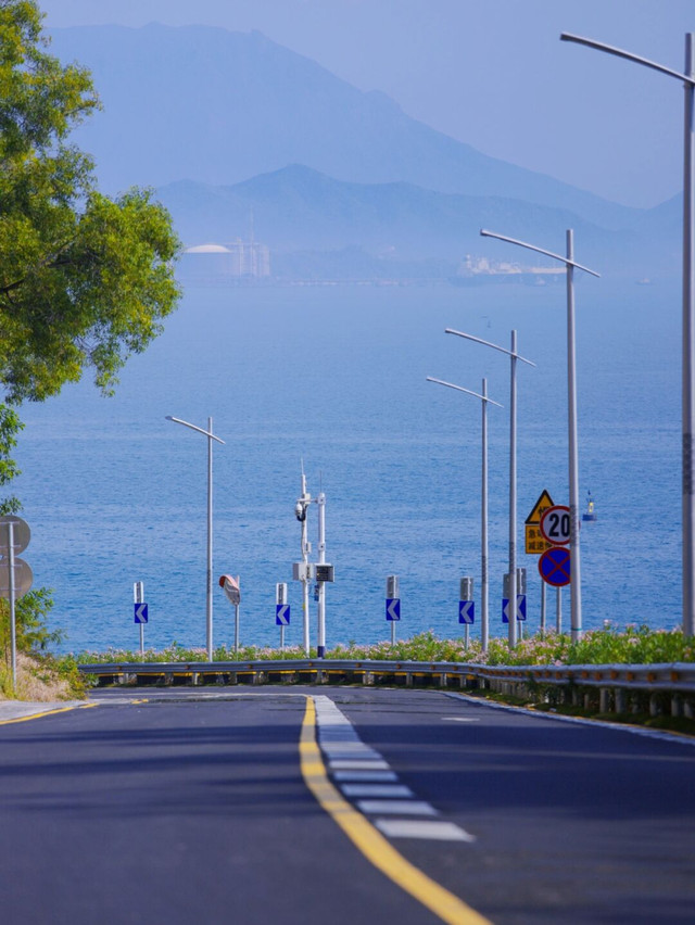 海天一色的絕景!蜿蜒道路旁「湛藍大海陪伴」像進到動畫 步行「白色棧道吹海風」散發純淨之美❤️