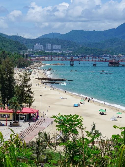 海天一色的絕景!蜿蜒道路旁「湛藍大海陪伴」像進到動畫 步行「白色棧道吹海風」散發純淨之美❤️