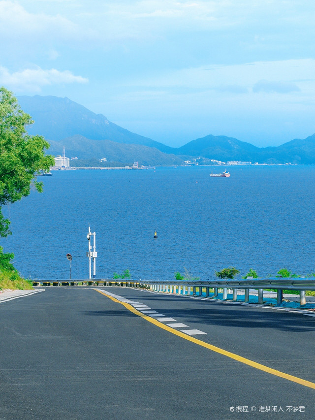 海天一色的絕景!蜿蜒道路旁「湛藍大海陪伴」像進到動畫 步行「白色棧道吹海風」散發純淨之美❤️