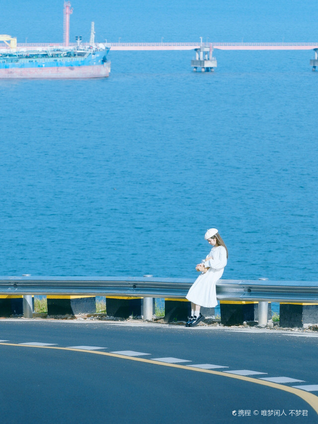 海天一色的絕景!蜿蜒道路旁「湛藍大海陪伴」像進到動畫 步行「白色棧道吹海風」散發純淨之美❤️