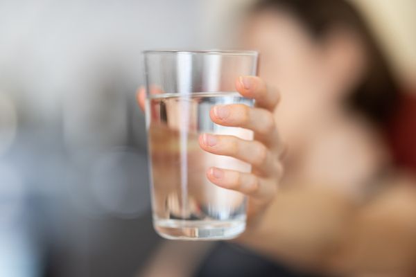 喝熱水反傷身！醫生戳破「3大喝水迷思」大錯特錯　「不要口渴才喝」最佳喝水時機點曝光