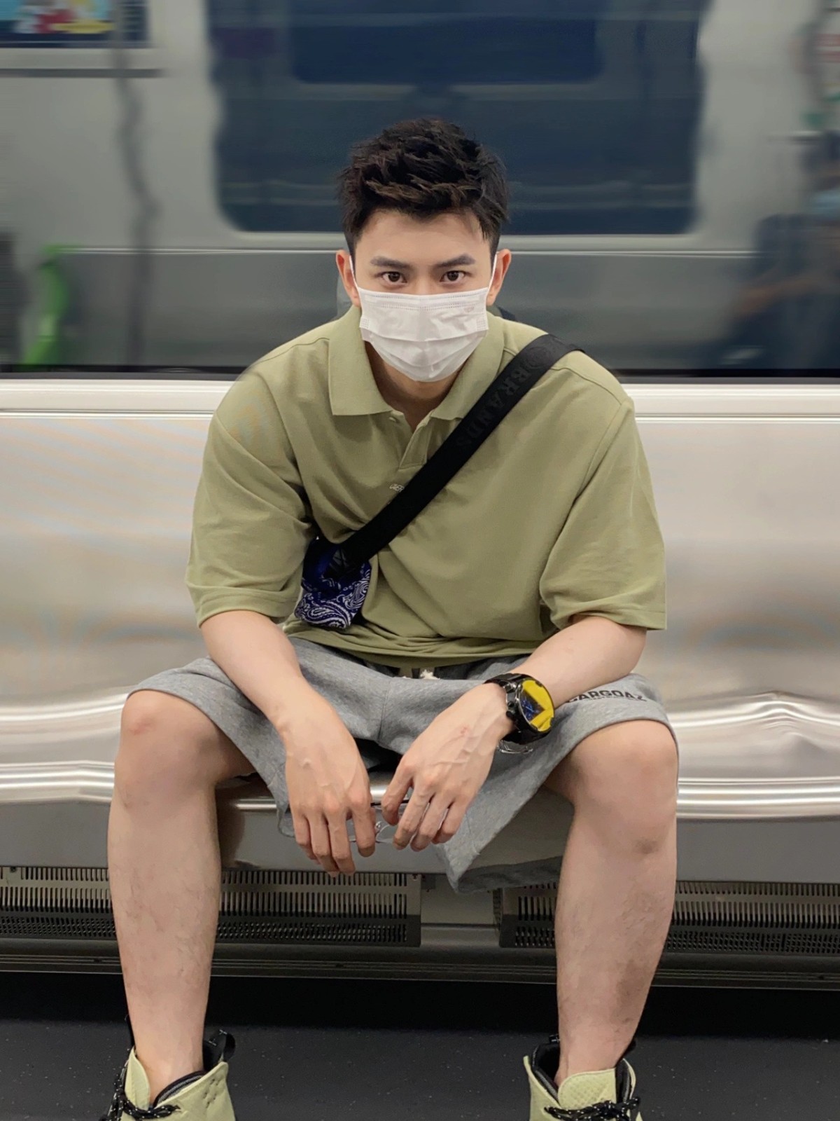 通勤中的浪漫巧遇！地鐵上「電眼口罩帥哥」初戀感滿滿　正臉曝光「韓國男團系臉蛋」少女全瘋狂❤️