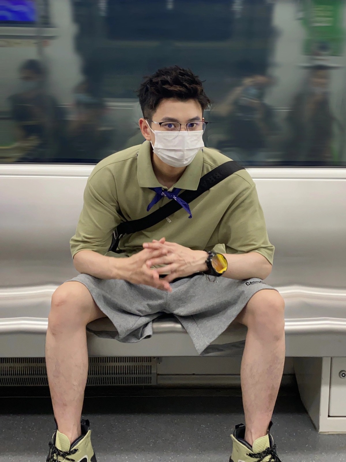 通勤中的浪漫巧遇！地鐵上「電眼口罩帥哥」初戀感滿滿　正臉曝光「韓國男團系臉蛋」少女全瘋狂❤️