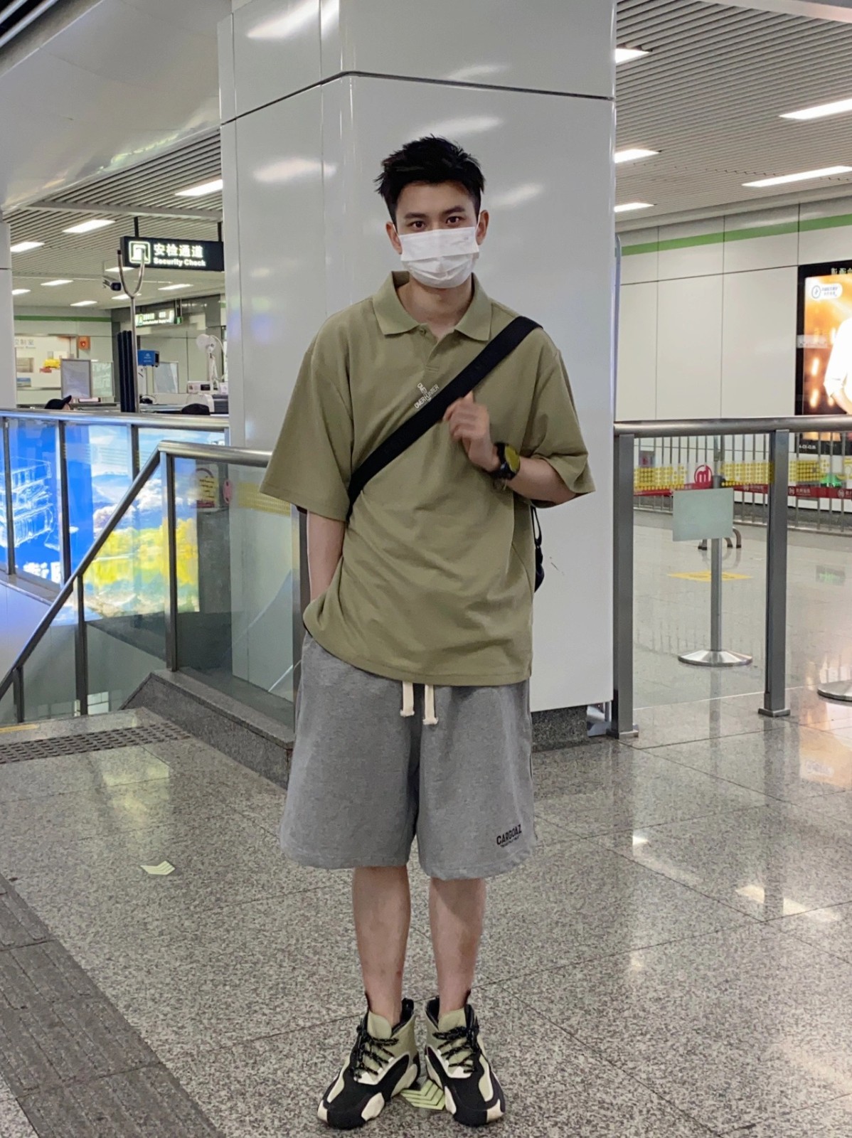 通勤中的浪漫巧遇！地鐵上「電眼口罩帥哥」初戀感滿滿　正臉曝光「韓國男團系臉蛋」少女全瘋狂❤️