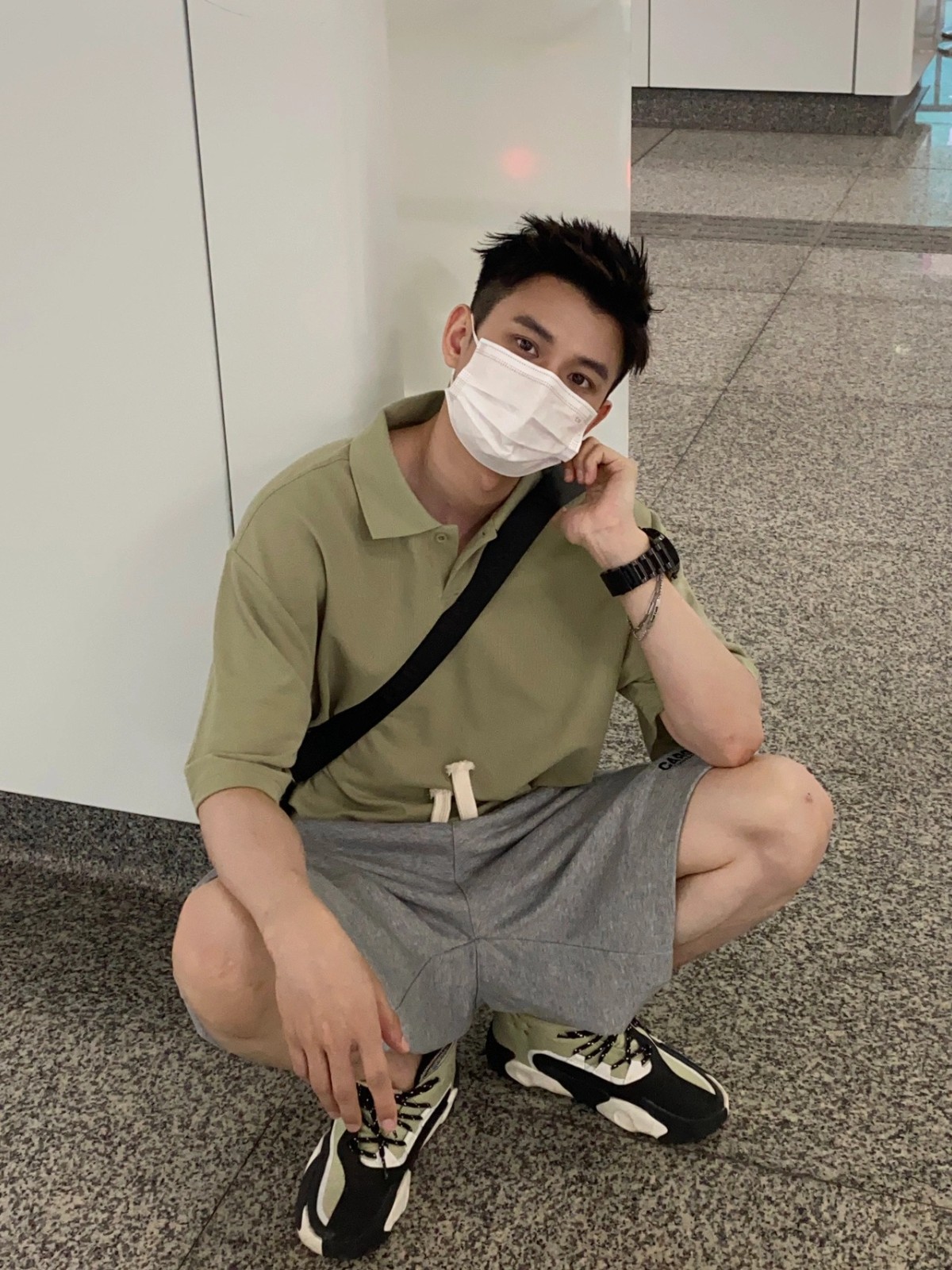 通勤中的浪漫巧遇！地鐵上「電眼口罩帥哥」初戀感滿滿　正臉曝光「韓國男團系臉蛋」少女全瘋狂❤️