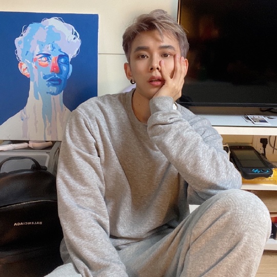 通勤中的浪漫巧遇！地鐵上「電眼口罩帥哥」初戀感滿滿　正臉曝光「韓國男團系臉蛋」少女全瘋狂❤️