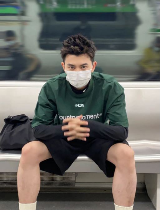 通勤中的浪漫巧遇！地鐵上「電眼口罩帥哥」初戀感滿滿　正臉曝光「韓國男團系臉蛋」少女全瘋狂❤️