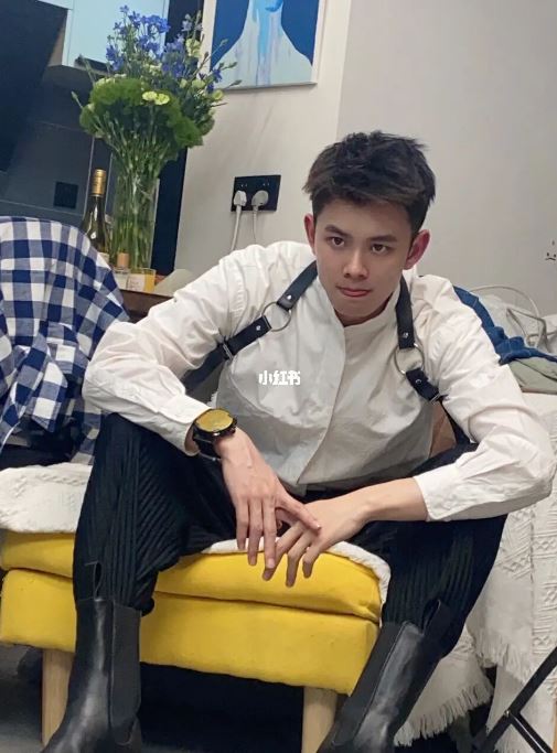 通勤中的浪漫巧遇！地鐵上「電眼口罩帥哥」初戀感滿滿　正臉曝光「韓國男團系臉蛋」少女全瘋狂❤️