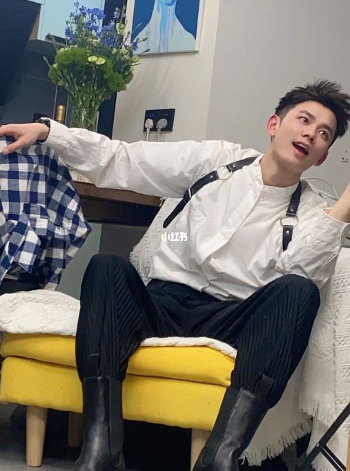 通勤中的浪漫巧遇！地鐵上「電眼口罩帥哥」初戀感滿滿　正臉曝光「韓國男團系臉蛋」少女全瘋狂❤️