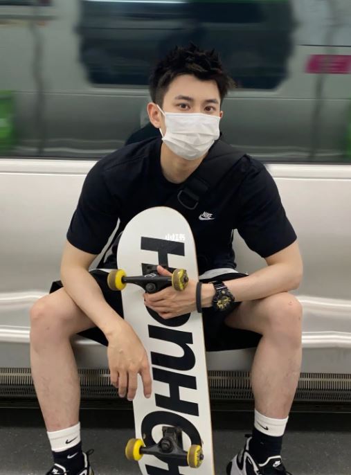 通勤中的浪漫巧遇！地鐵上「電眼口罩帥哥」初戀感滿滿　正臉曝光「韓國男團系臉蛋」少女全瘋狂❤️