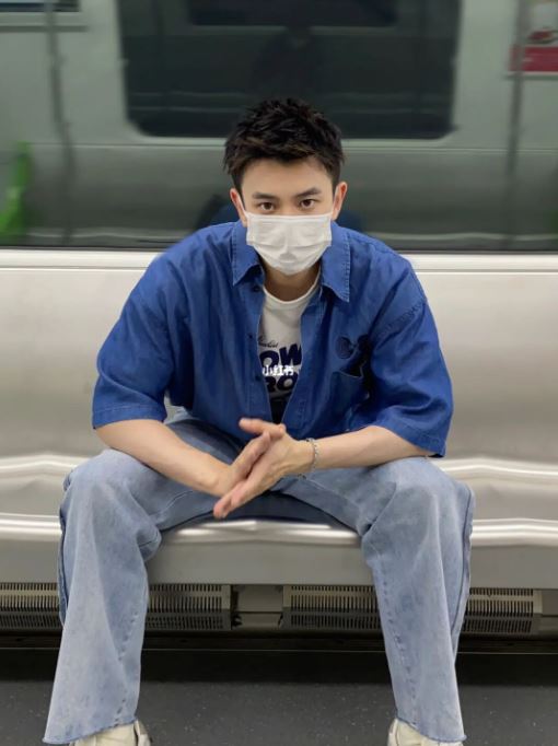 通勤中的浪漫巧遇！地鐵上「電眼口罩帥哥」初戀感滿滿　正臉曝光「韓國男團系臉蛋」少女全瘋狂❤️