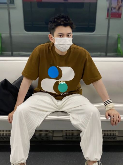 通勤中的浪漫巧遇！地鐵上「電眼口罩帥哥」初戀感滿滿　正臉曝光「韓國男團系臉蛋」少女全瘋狂❤️