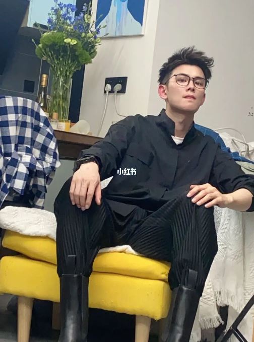 通勤中的浪漫巧遇！地鐵上「電眼口罩帥哥」初戀感滿滿　正臉曝光「韓國男團系臉蛋」少女全瘋狂❤️