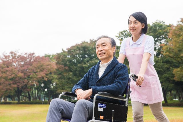 賺錢好難！意外看到「外婆安養院月費」嚇傻　一看金額「快比自己薪水高」過來人嘆：算便宜了