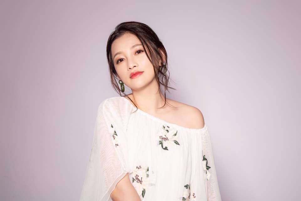 聽牌金曲歌后！議員夫人「被拱參選」：金曲結束有得忙了　曝戀愛往事甜喊「再生一個沒問題」