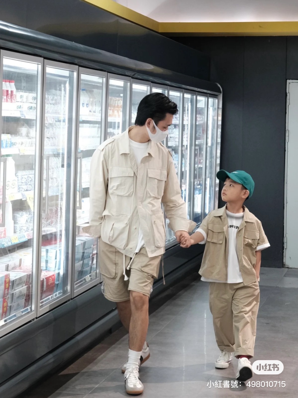 根本模特走秀❤️型男爸「牽兒子到超市逛街」穿搭超潮　驚喜曝全家照「媽媽美貌藏不住」顏值都超高