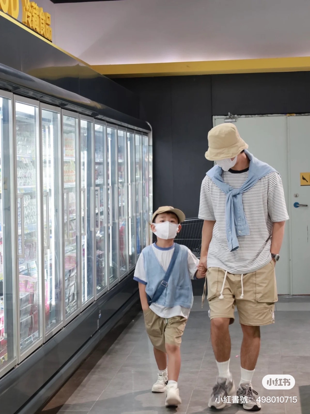 根本模特走秀❤️型男爸「牽兒子到超市逛街」穿搭超潮　驚喜曝全家照「媽媽美貌藏不住」顏值都超高
