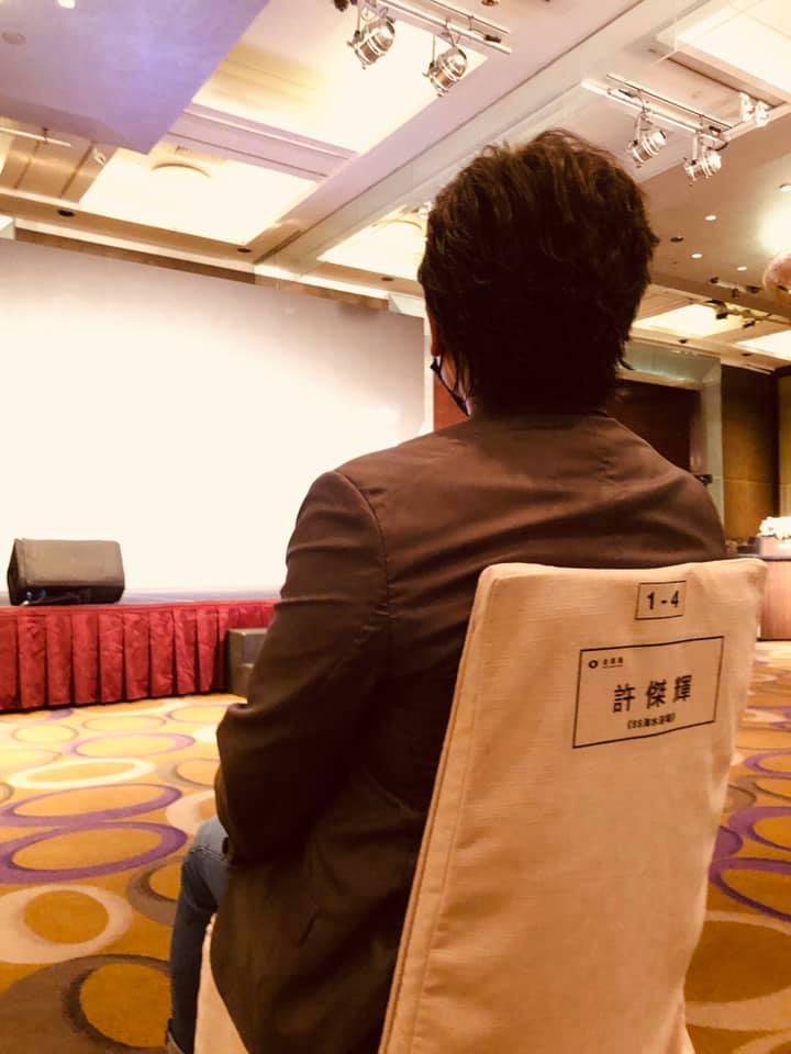 年輕受盡委屈！同事狂起鬨「許傑輝獨自包辦尾牙」吃力不討好　上台領獎「卻換來台下噓聲一片」從此人生改觀