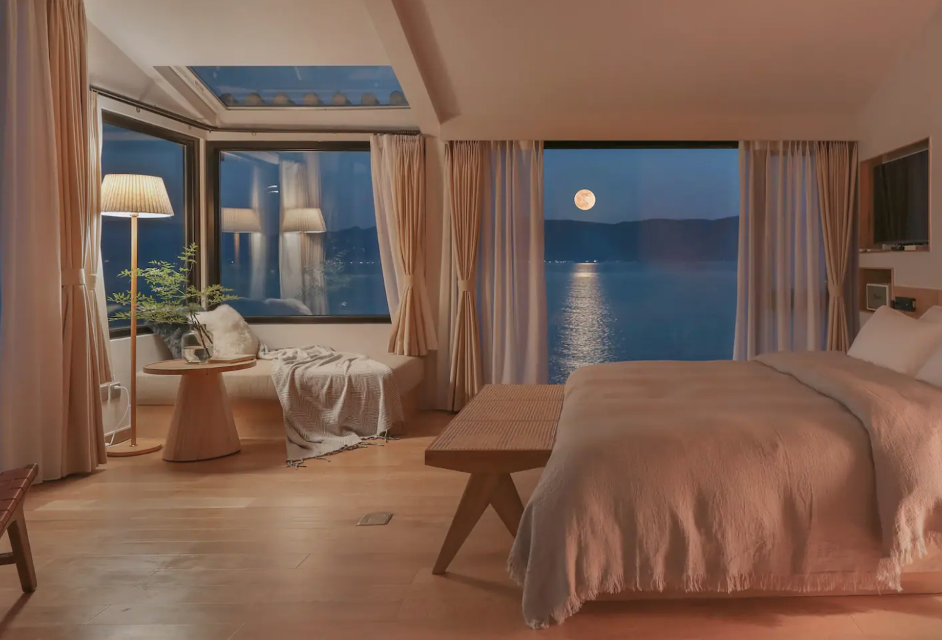 海風陣陣吹拂!S彎公路旁「純白斜頂屋民宿」窗景無敵 夜晚「山海明月映入眼簾」美到不真實❤️