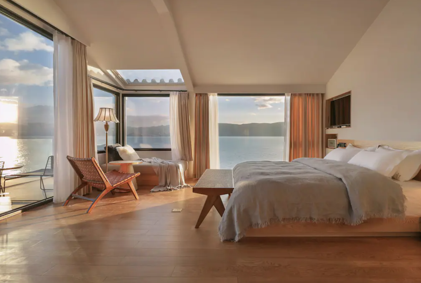 海風陣陣吹拂!S彎公路旁「純白斜頂屋民宿」窗景無敵 夜晚「山海明月映入眼簾」美到不真實❤️