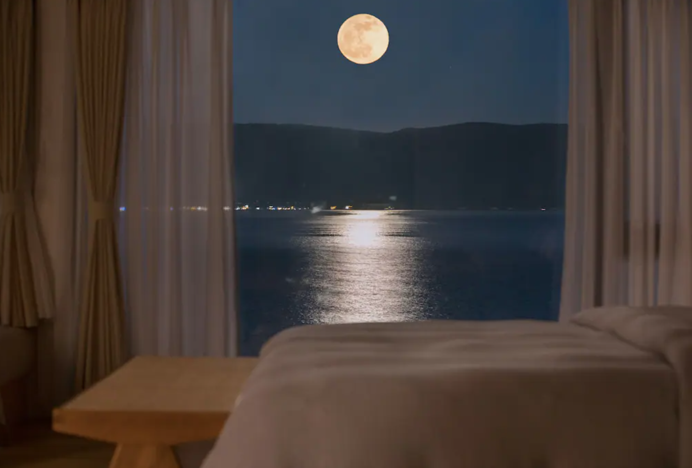 海風陣陣吹拂!S彎公路旁「純白斜頂屋民宿」窗景無敵 夜晚「山海明月映入眼簾」美到不真實❤️