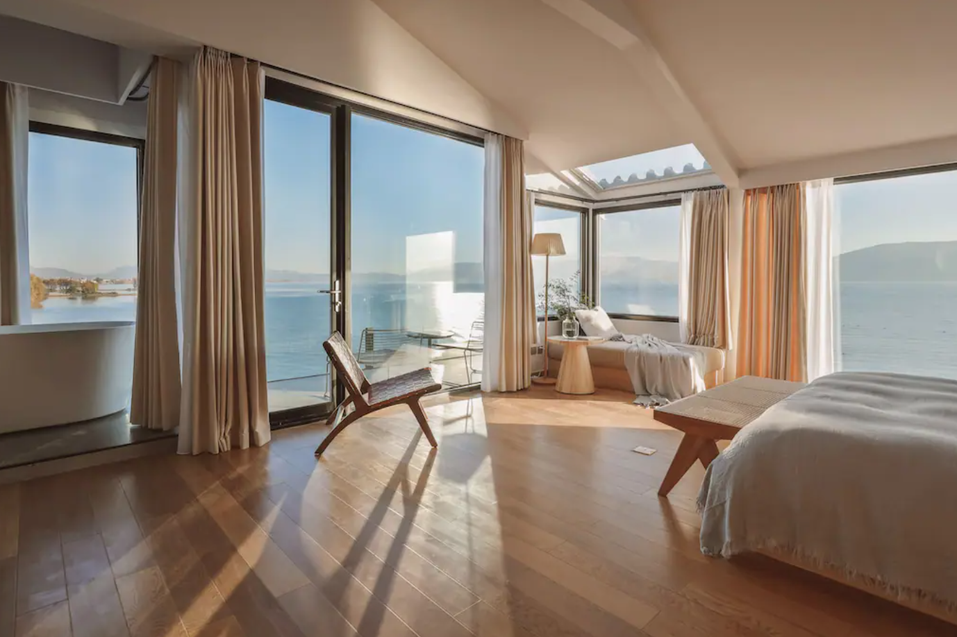 海風陣陣吹拂!S彎公路旁「純白斜頂屋民宿」窗景無敵 夜晚「山海明月映入眼簾」美到不真實❤️